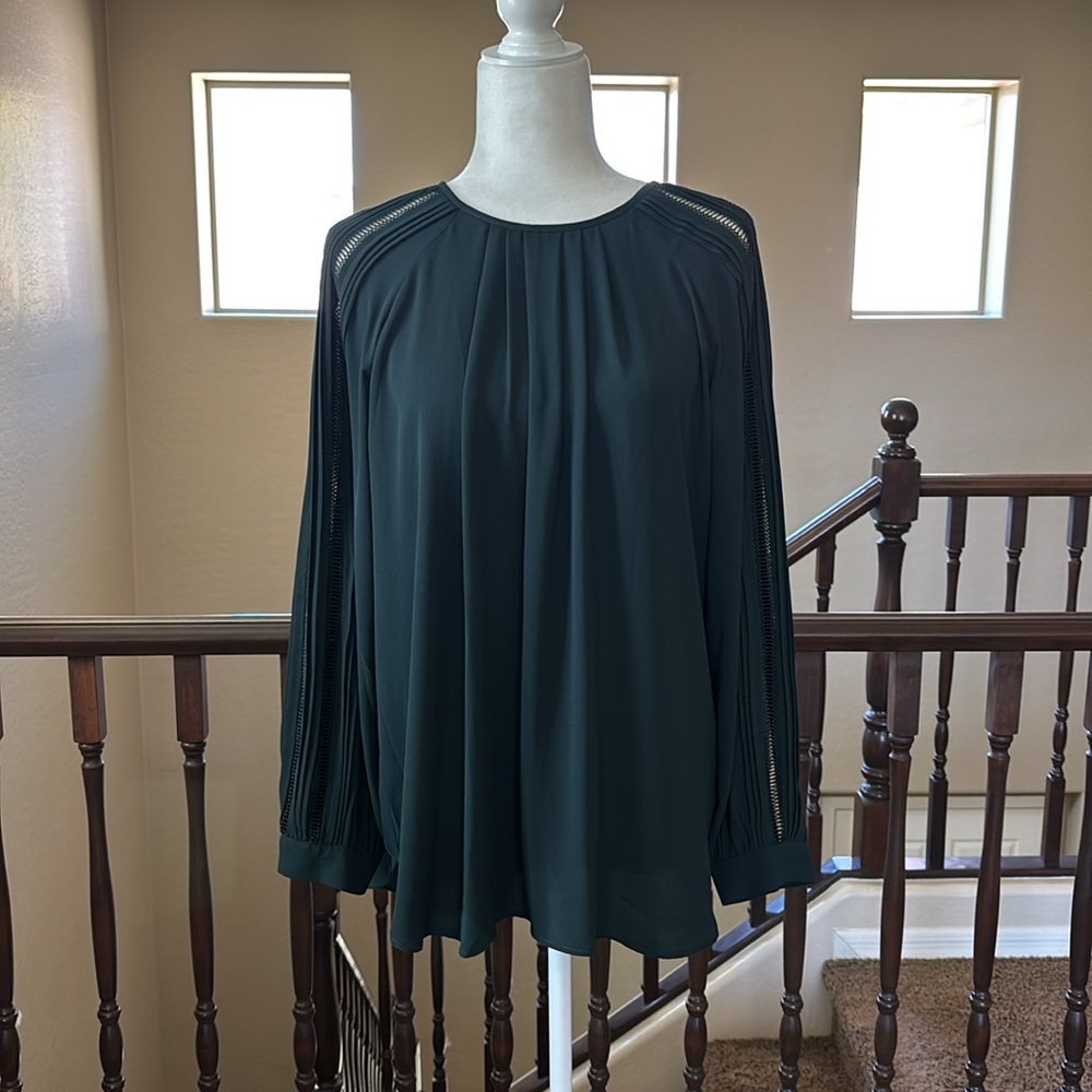 ANN TAYLOR 💚 Blouse with Lace detail on the sleeves